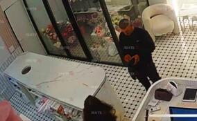 Видео: безработный житель Петербурга избил администратора кафе и ограбил цветочный магазин