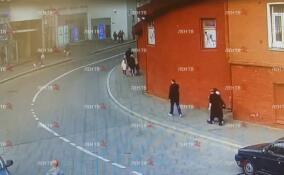 Иномарка сбила школьника на Промышленной улице в Петербурге