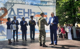 Глава Ленобласти вручил паспорта школьникам и заслуженные награды военнослужащим