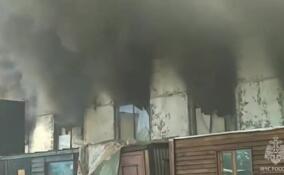 В Купчино 40 сотрудников МЧС тушат пожар в производственном здании