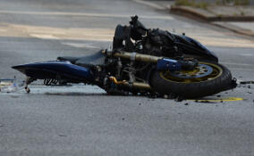 В Сланцевском районе мужчина на мотоцикле разбился насмерть