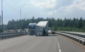 На «Скандинавии» прицеп грузовика столкнулся с легковушкой