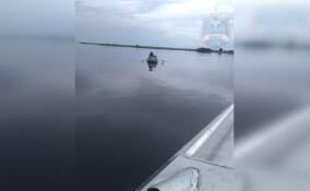 Трое на моторной лодке застряли посреди Ладожского озера - на помощь выезжали спасатели