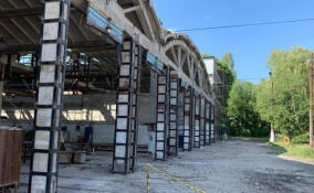 Строители из Ленобласти продолжают восстанавливать трамвайно-троллейбусное управление в Енакиево