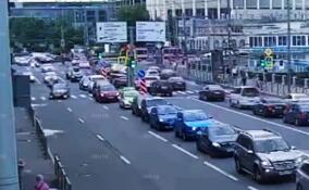 Видео: подросток на электросамокате угодил под колеса машины в Петербурге