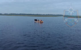 Четверых рыбаков, застрявших посреди Ладожского озера, выручали спасатели