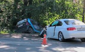 Появились кадры с места аварии в Кузьмоловском. Поблизости столкнулись ещё два авто