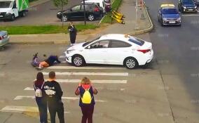 Видео: девятиклассница на самокате не спешилась на «зебре» и угодила под колеса машины в Петербурге