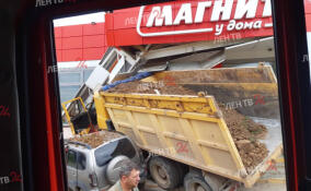 В Пикалево грузовик столкнулся с легковушкой и врезался в здание