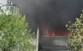 Дым по всему району: крупный пожар охватил промзону на Парнасе