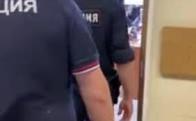 Ударившего парня брусом в Мурино заключили под стражу на 2 месяца – видео