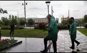 Губернатор Ленобласти возложил цветы к открывшемуся в Тосно памятнику Николаю Федорову