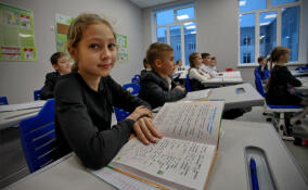К 1 сентября Ленобласть доставила учебники и компьютеры в школу Енакиево