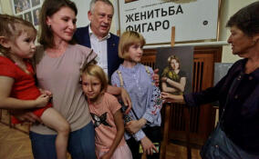 Фоторепортаж ЛенТВ24: Александр Дрозденко посетил выставку «Ленинградская семья – семья Героев!»