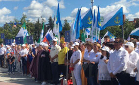 «Торжественная линейка» делегаций 47 региона началась на центральной площади в Тосно