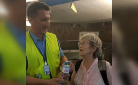 В петербургском метро пассажирам начали бесплатно выдавать питьевую воду
