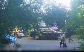 Ограбление пенсионерки в Петербурге попало на видео
