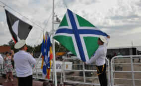 В Кронштадте прошла церемония поднятия флага на сторожевом корабле «Анадырь»