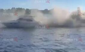 Арестованная яхта загорелась на территории яхт-клуба на Крестовском острове