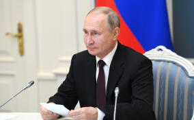 Путин поручил платить детские пособия независимо от роста доходов семьи