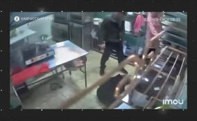 «Тебя никто не защитит, овца»: пьяный повар до полусмерти избил женщину-бармена на Камчатке
