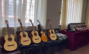 Глава Ленобласти передал 30 музыкальных инструментов Школе искусств в Енакиево