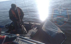 Спасатели выезжали на акваторию Ладоги, чтобы доставить на берег лодочника