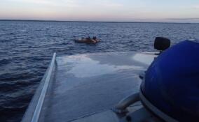 Рыбаку стало плохо в лодке в устье реки Волхов