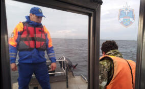 Двоих рыбаков на лодке со сломанным мотором спасли на Ладожском озере