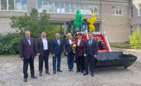 Сергей Яхнюк подарил трактор «Беларус-1523» Лужскому агропромышленному техникуму