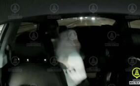 Видео: пассажир такси выпрыгнул из окна автомобиля во время поездки