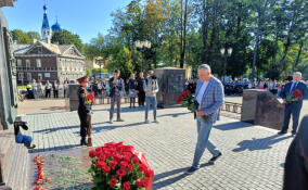 Губернатор в Гатчине: Александр Дрозденко возложил цветы к стеле "Город воинской славы"
