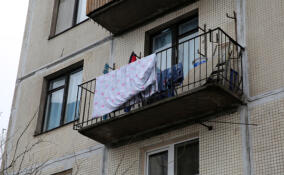 Житель Волхова оперся на перила балкона и рухнул вниз вместе с ними