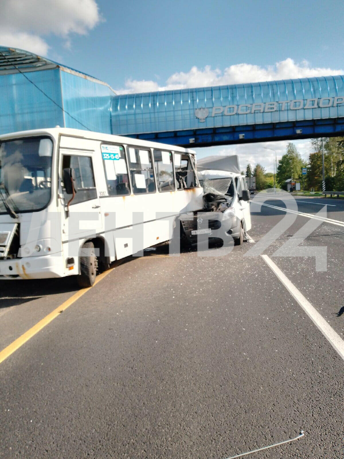 Отвлекшийся водитель «Газели» врезался в автобус на М-10 в Ленобласти