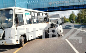 Отвлекшийся водитель «Газели» врезался в автобус на М-10 в Ленобласти