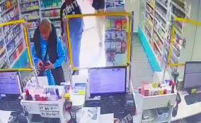В Петербурге двое мужчин открыто ограбили аптеку на 14 тысяч рублей - видео