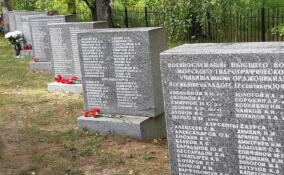 У братской могилы "Ладожский курган" вспоминают трагедию баржи 752