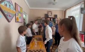 Литературу и оборудование передала Ленобласть шахматным классам в Енакиево