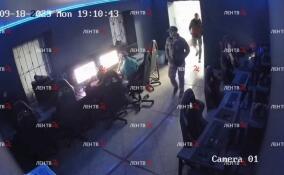 Подозреваемого в убийстве супруги задержали в компьютерном клубе в Петербурге – видео