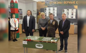 Еще одна "Парта героя" установлена в тихвинской школе №4