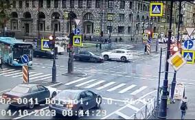Автобус сбил женщину на пешеходном переходе в Петербурге