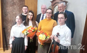 Александр Дрозденко подарил скрипки юным жительницам Ленобласти
