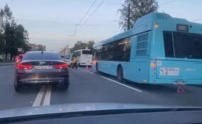 ДТП с двумя автобусами и четырьмя легковушками произошло на севере Петербурга