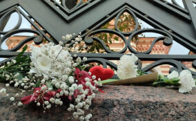 Жители Петербурга несут цветы к зданию Большой хоральной синагоги