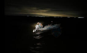 Спасатели пришли на помощь двум застрявшим на Ладожском озере рыбакам