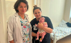 Малышке из Гатчины провели сложную операцию и подарили голос