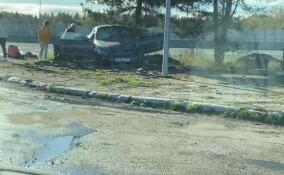 На трассе "Скандинавия" Mercedes с московскими номерами вылетел на обочину и сбил дорожный знак