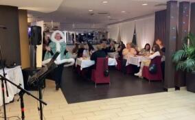 В Выборге прошел модный показ пальто, сумок, варежек и платьев в русском стиле