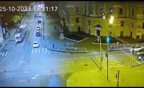 Курьер на велосипеде попал под трамвай в Петербурге