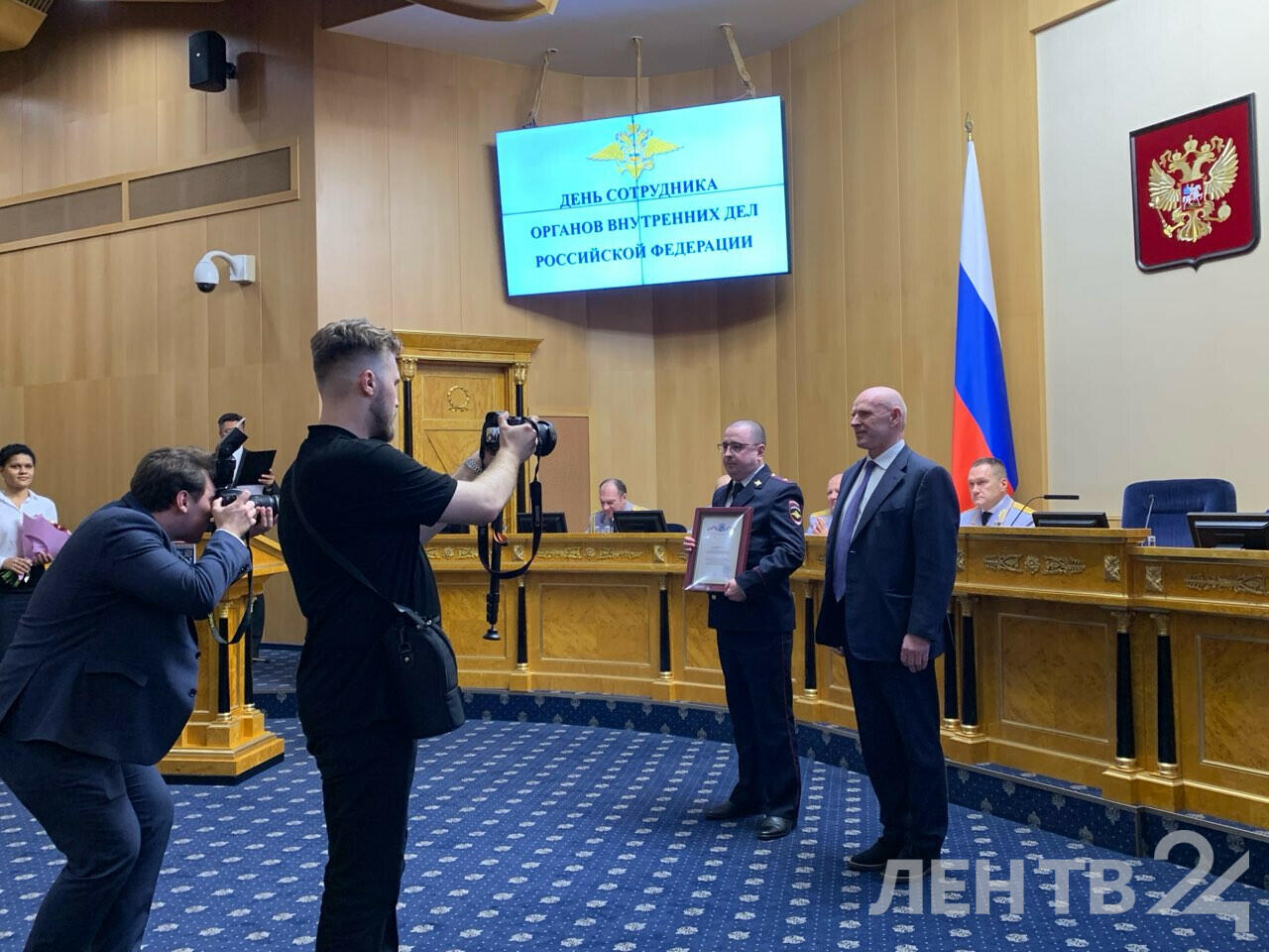 В преддверии профессионального праздника в Доме правительства Ленобласти  награждают полицейских